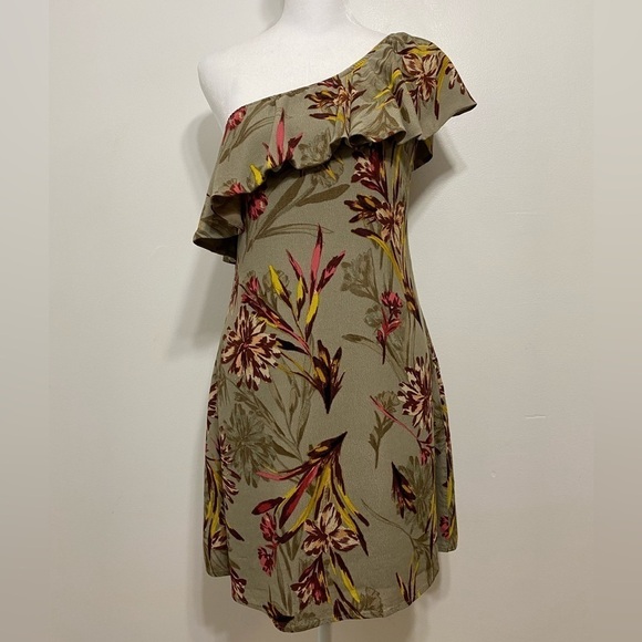 Astr Dresses & Skirts - ASTR The Label Boho Floral One Shoulder Ruffle Mini Dress